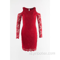 Gaun renda merah dengan bahu